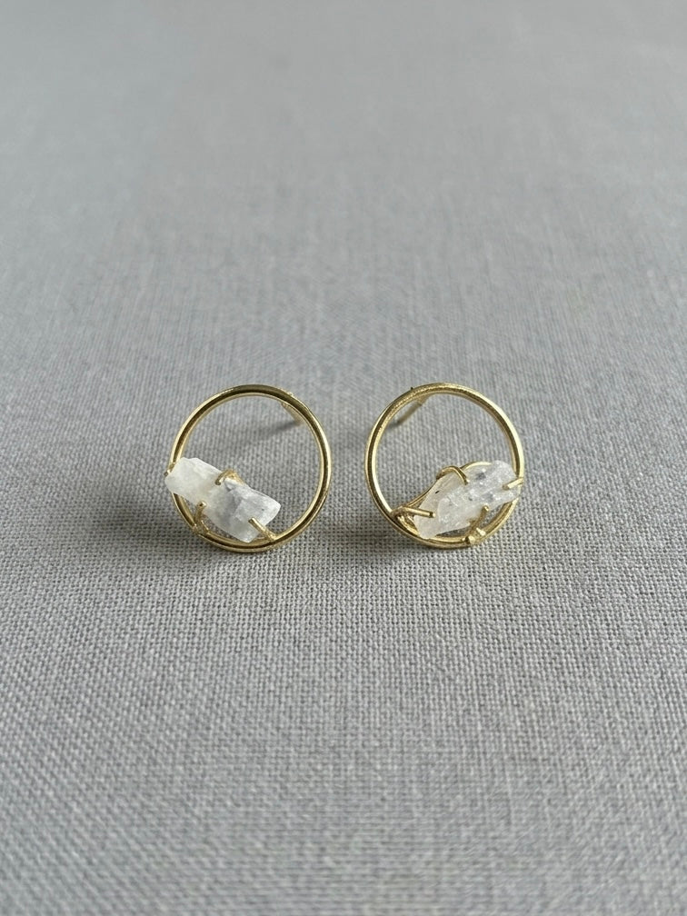 Sera – White Round Handmade Brass Earrings