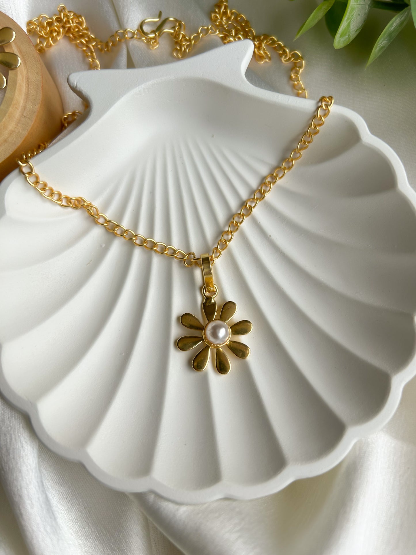 Daisy Delight Brass Necklace Set