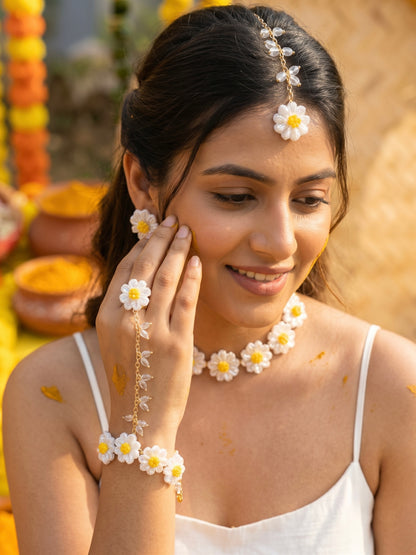 Sparkling White Daisy Handmade Beaded Haldi Jewellery Set (Necklace + Earrings + Hathphools + Maangtika)