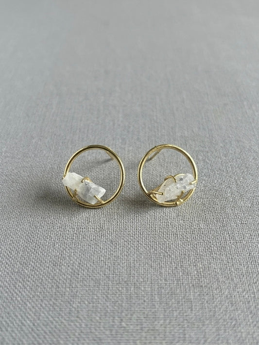 Sera – White Round Handmade Brass Earrings